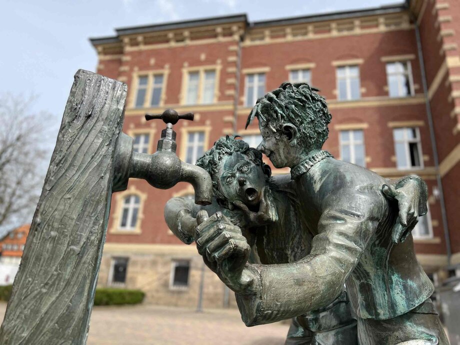 Balgende Jungs auf dem Jacobson Platz in Seesen