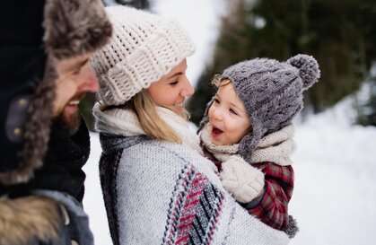 Familie im Winter © AdobeStock_Halfpoint