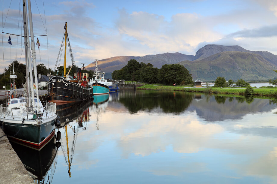 Caledonian Canal mit mit Blick auf Ben Navis (002).jpg